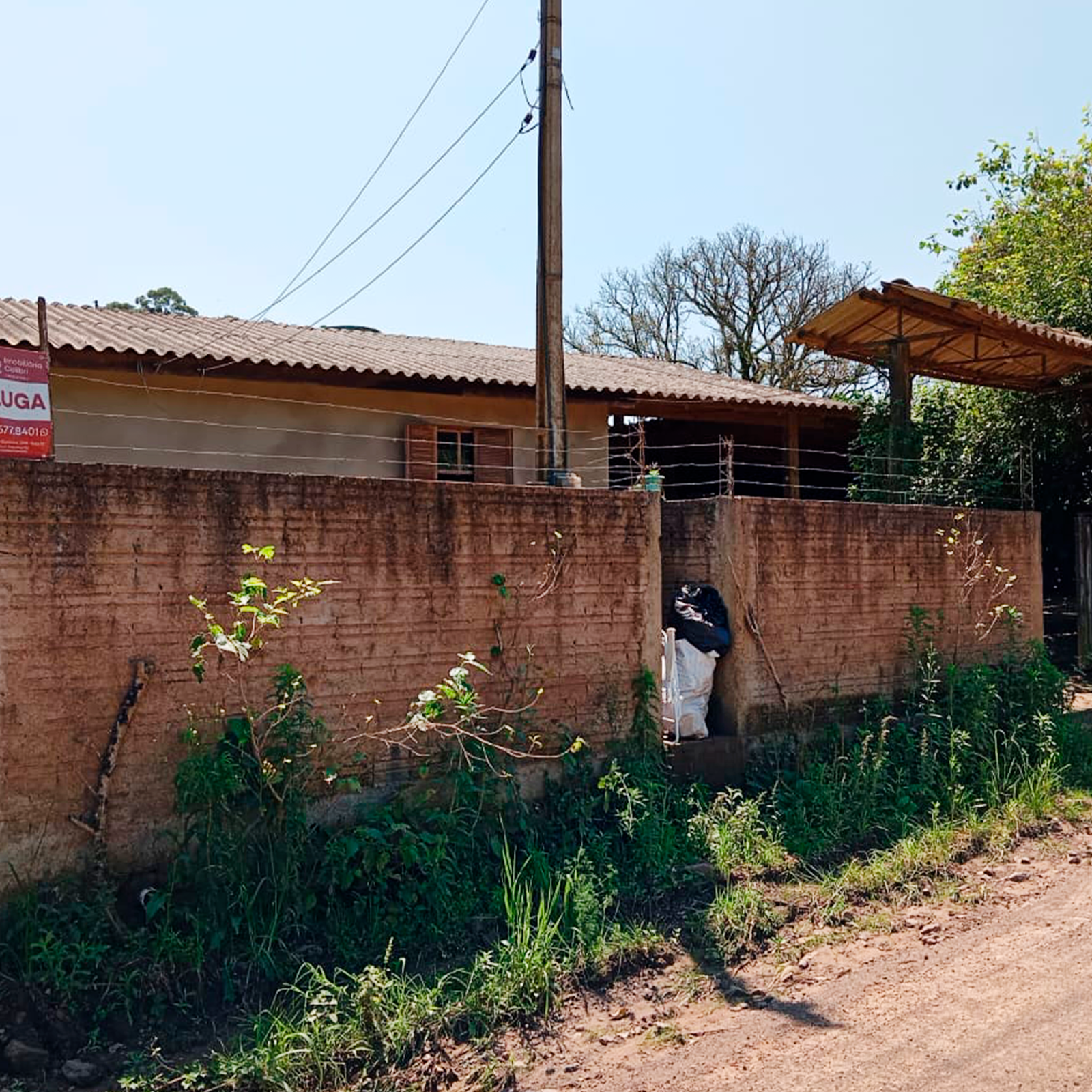 Fachada da casa murada