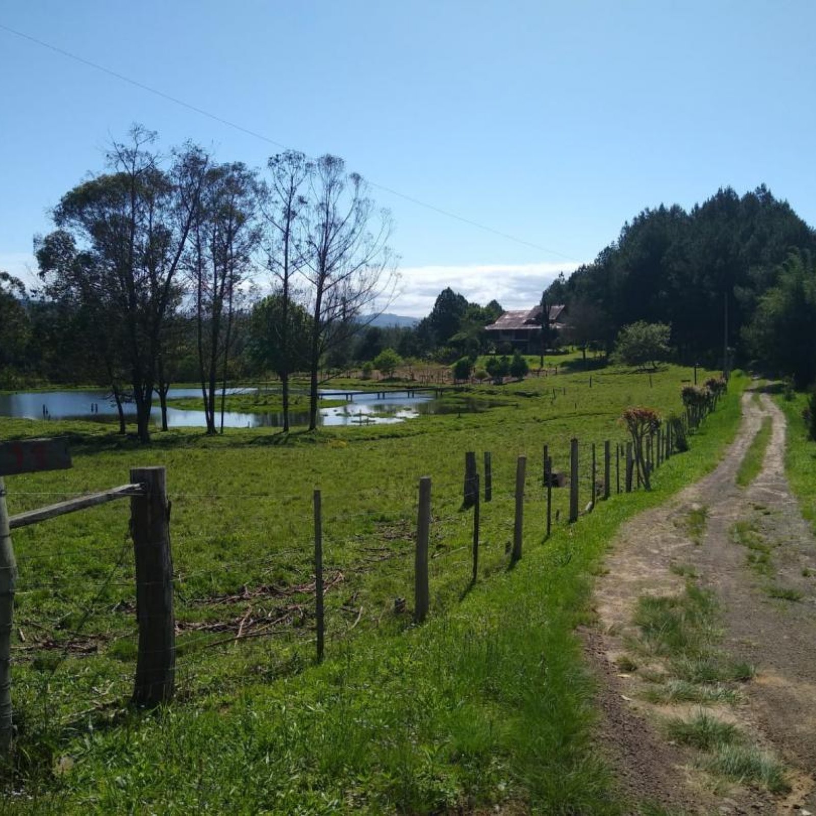 área cercada e de fácil acesso