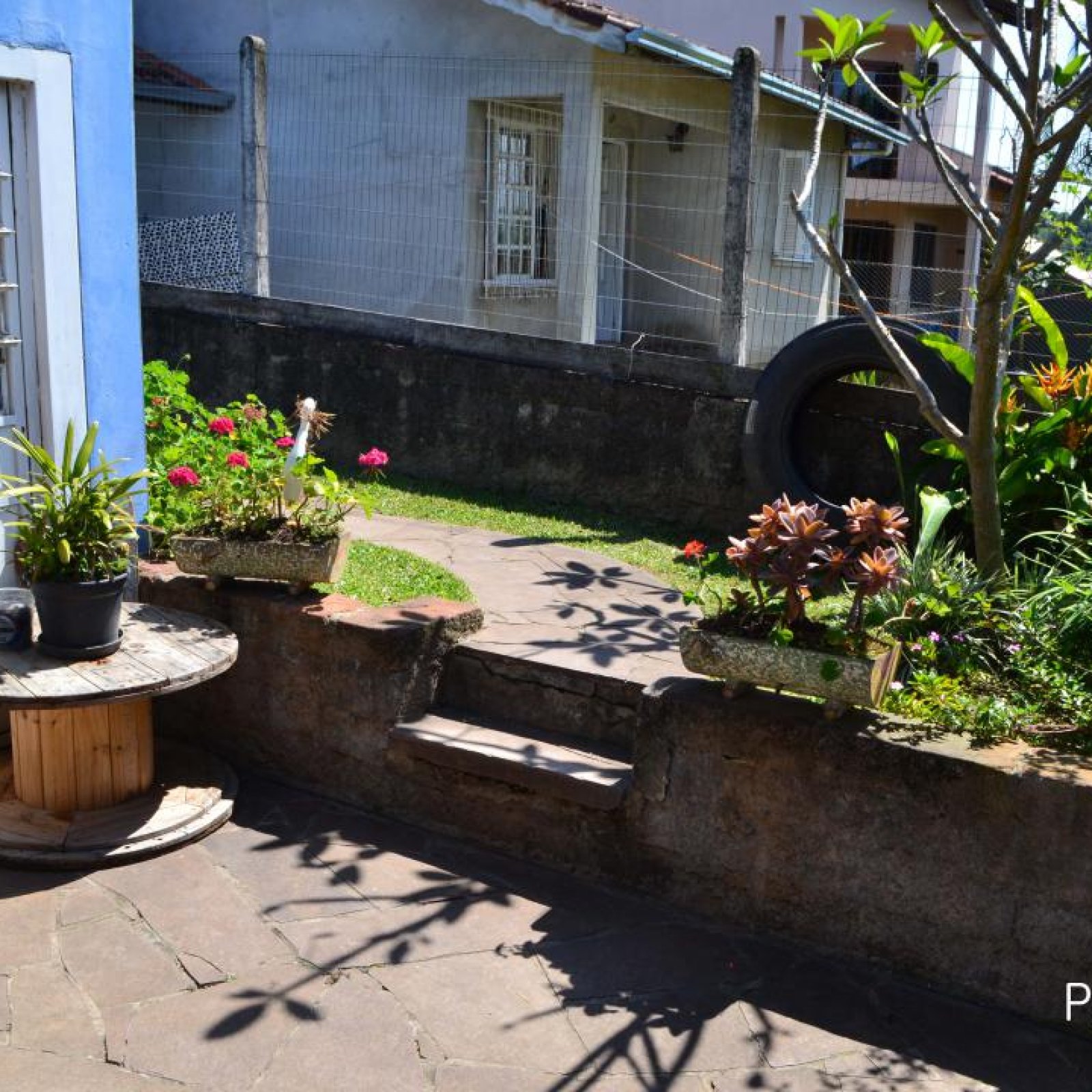 Pátio com espaço para plantas 